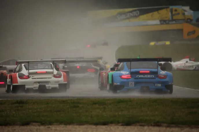 Chaos after Turn 3 with cars spinning off track; all continued the race.