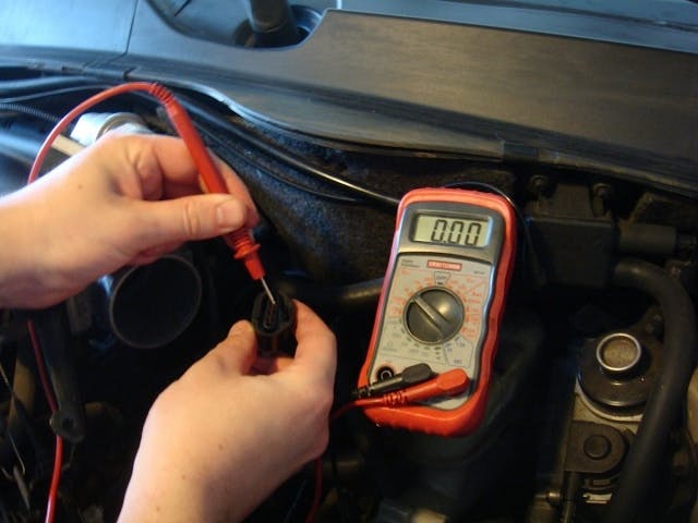 Using the Ohms setting to test a throttle position sensor