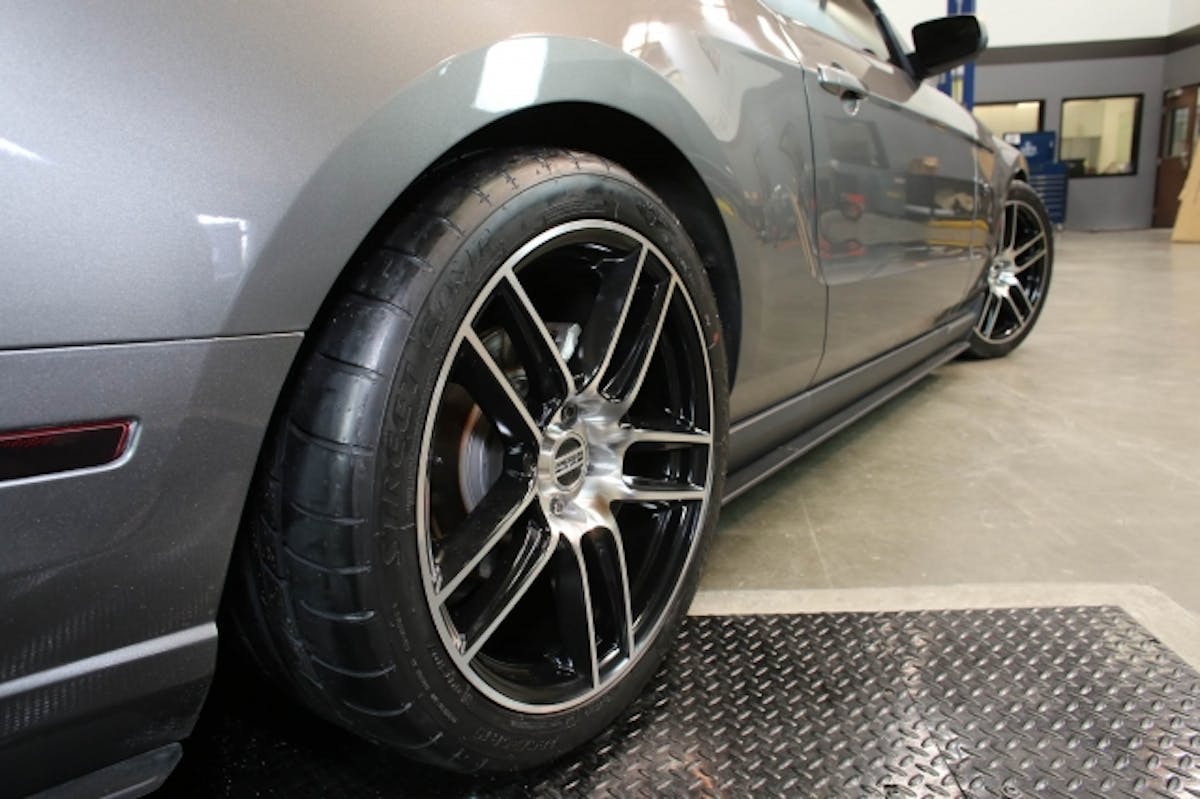 The Laguna Seca rim is based on the Boss302 Laguna Seca-model Mustang and aims to recreate that design.