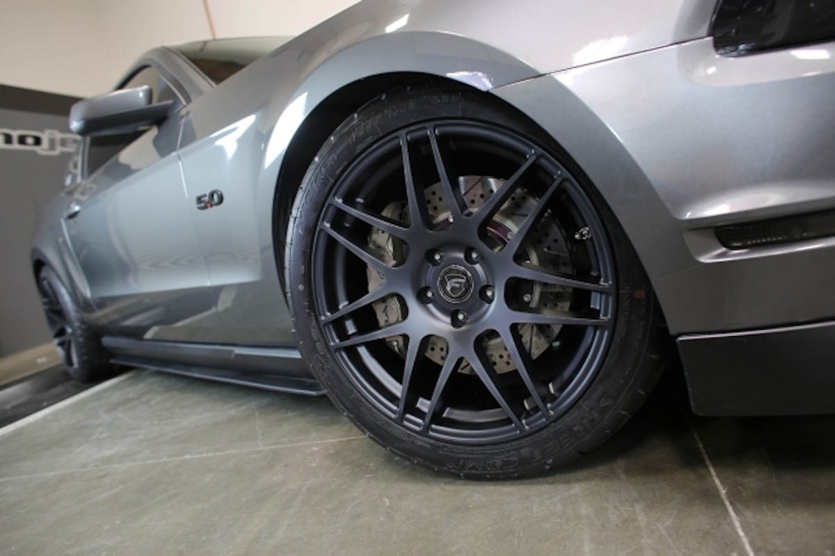 Fender lip clearance with the F14 fitment is just right with the wheel sitting in the sweet spot.