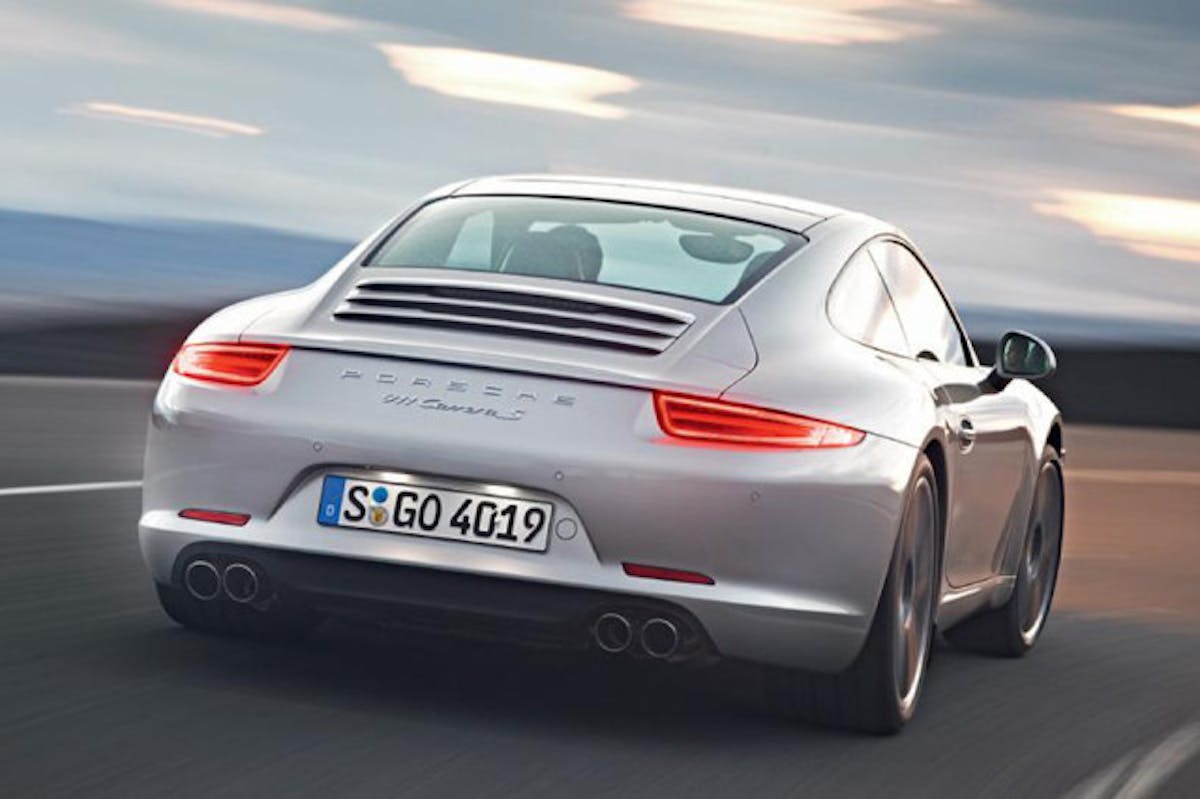 Despite everything it has going for it, the 2014 911 is doing poorly in terms of sales against the 2014 Stingray.