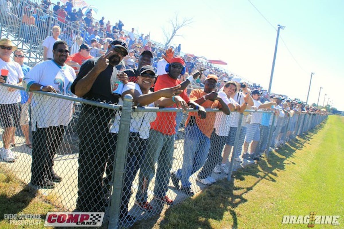 The crowds are showing up early today to brave the Florida sunshine lining both sides of the fence and filling up the stands.