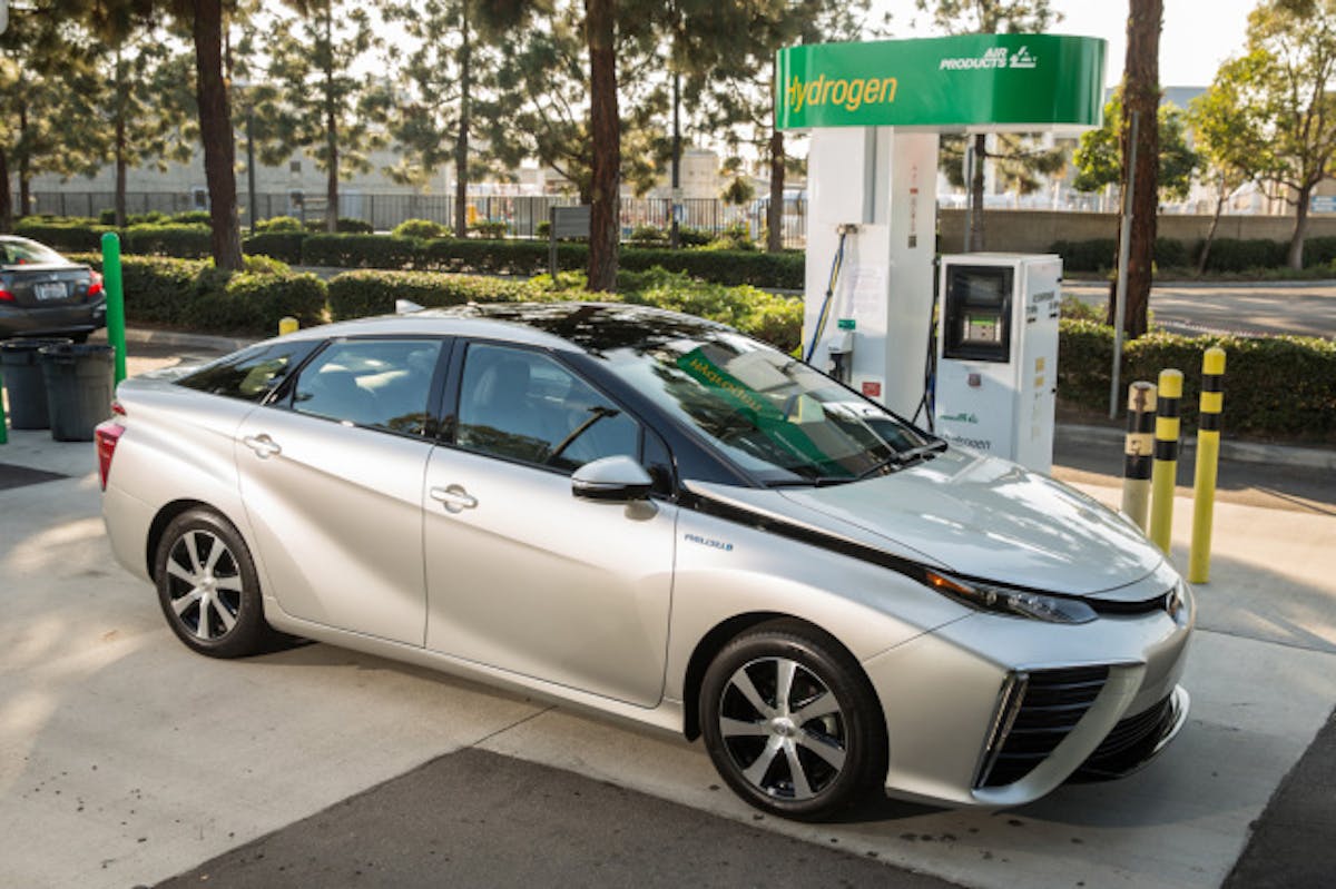 2016_Toyota_Mirai_055