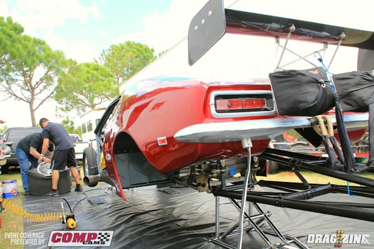 Andrew Handras is here sporting a new Camaro out of Tommy Mauney's shop with his Nelson Competition 867 backed by an ATI powerglide. This is the first weekend running this car for Handras. Here the team is swapping on a new set of rear tires.