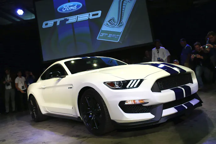 live-ford-reveals-gt350-person-los-angeles11