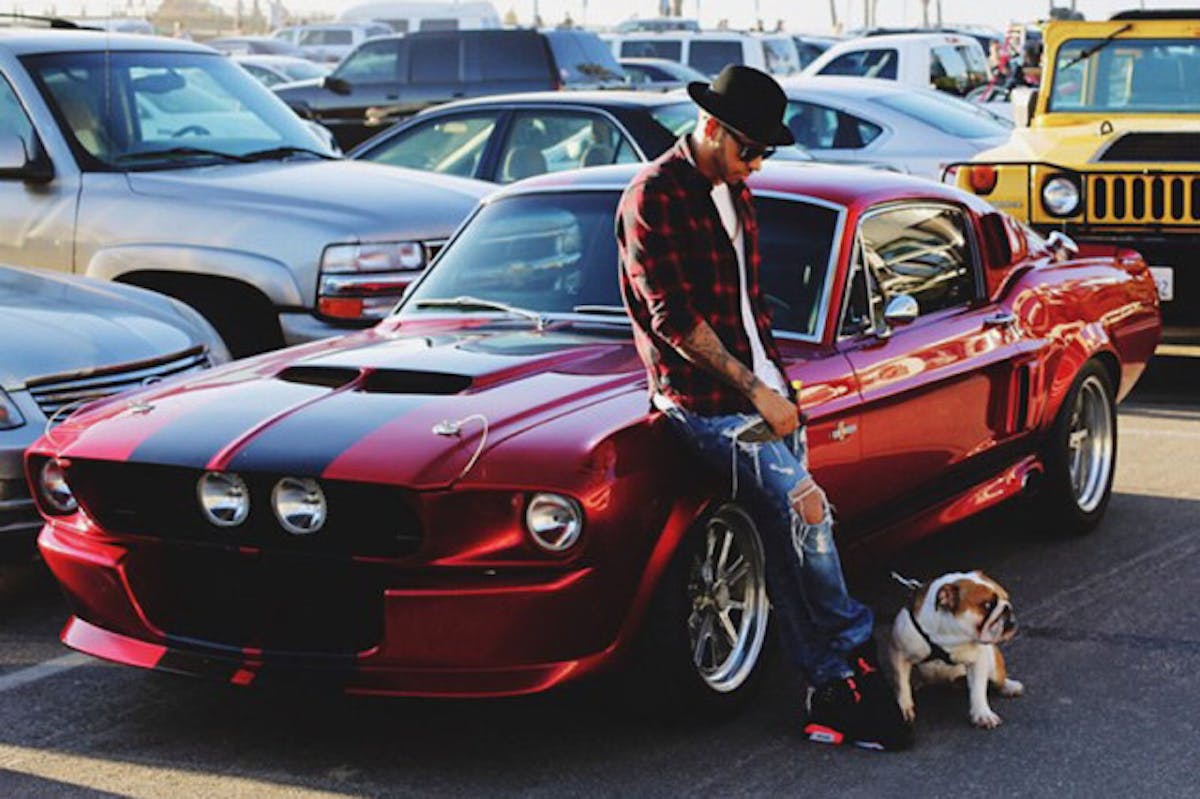 lewis-hamilton-drives-a-shelby-gt500-when-he-walks-his-dog-at-the-beach-92172_1