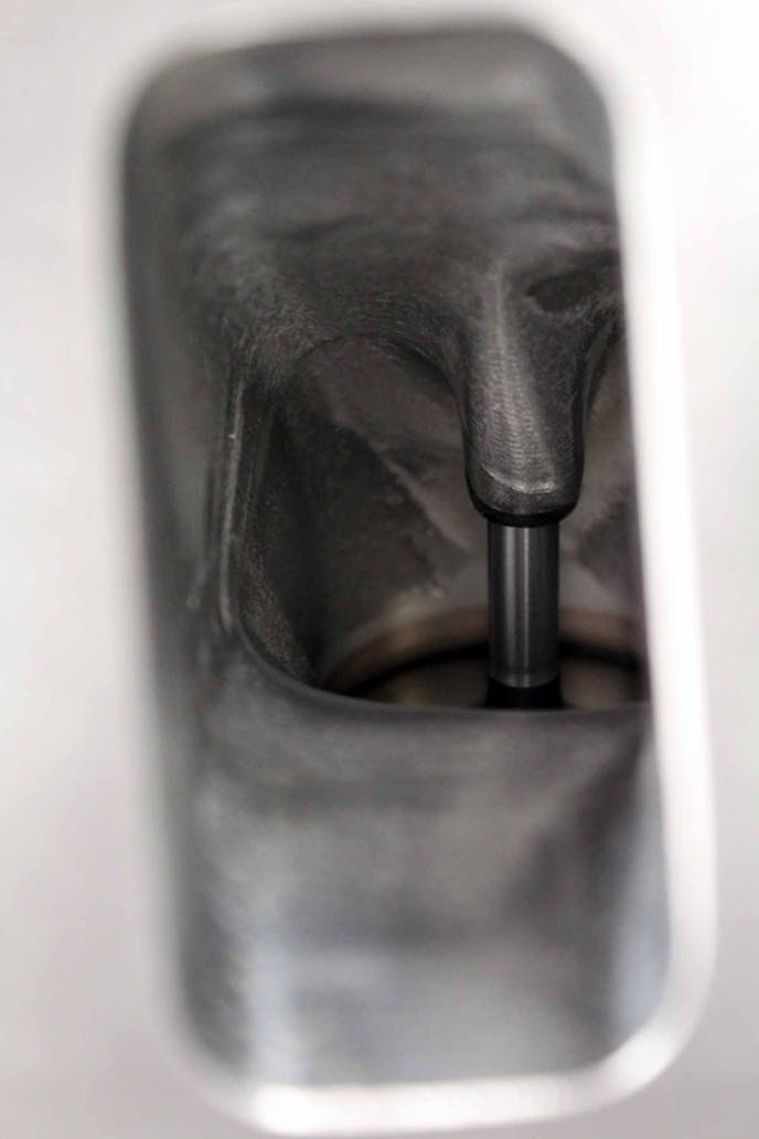 A view of the intake valve through the cylinder head and carbureted intake used for the dyno texs.