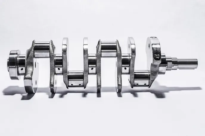 In the all-new Ford 5.2-liter V8, the connecting rods attach to the flat-plane crankshaft at aligned 180-degree intervals – creating what looks like a flat line of counterweights when viewed down the axis of the crankshaft. This crankshaft configuration improves cylinder exhaust-pulse separation, improving airflow and increasing power.