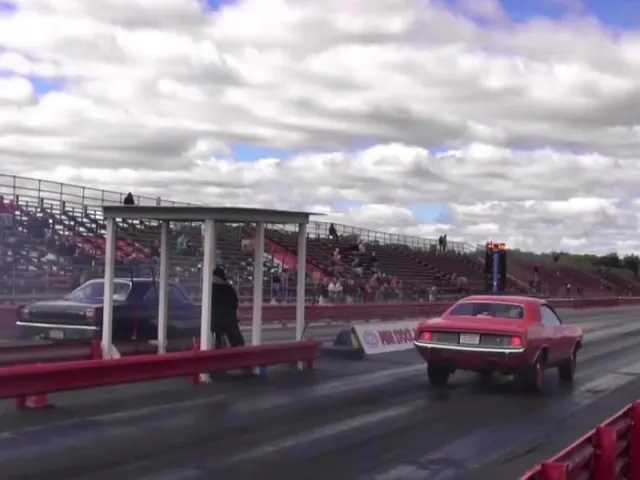 1968 Plymouth Roadrunner vs 1970 Plymouth Cuda