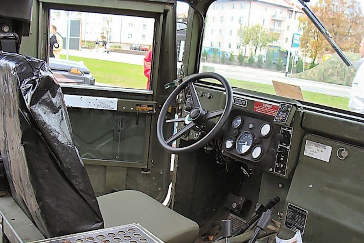 Humvee_wnetrze