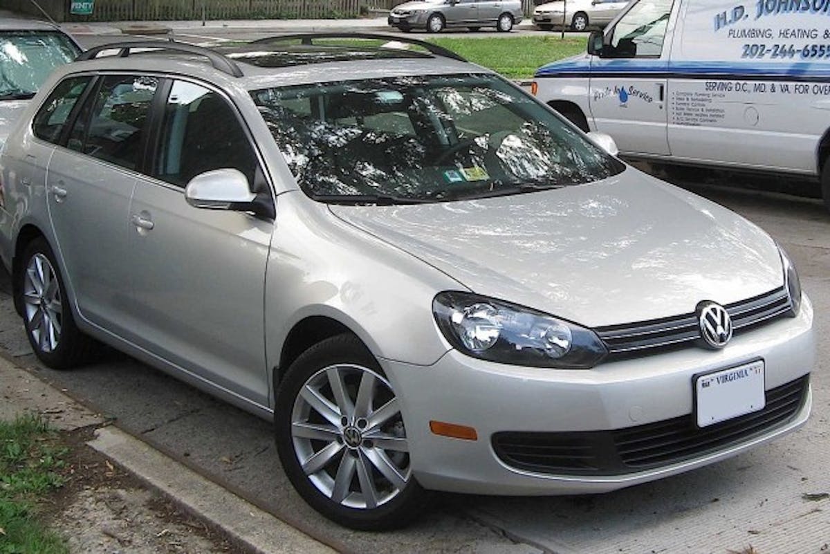 1280px-2010_Volkswagen_Jetta_TDI_Sportwagen_--_07-15-2010_1