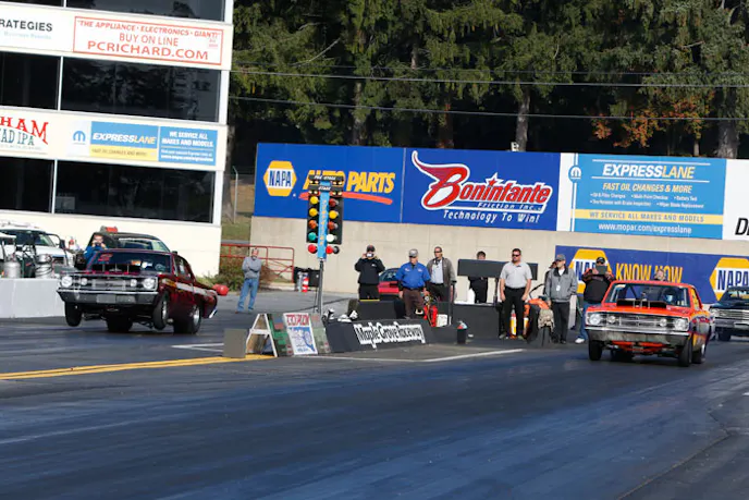 David Barton (left in frame) took the win over Steve Comella at the Dutch Classic Hemi Challenge.