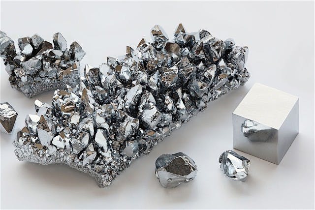 Chromium_crystals_and_1cm3_cube