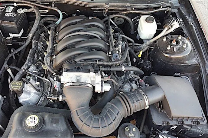 Apart from the obvious number of valves increased from the 2-valve, the 4.6-liter 3-valve incorporated new technology such as an electronically controlled charge motion control valve (CMCV), a valve system designed to increase the intake of air at lower speeds which intern improved low-end torque and helped to control emissions. The 3-valve was also the first 4.6-liter engine to assimilate the use of variable camshaft timing (VCT) to improve low-to-mid range torque as well.