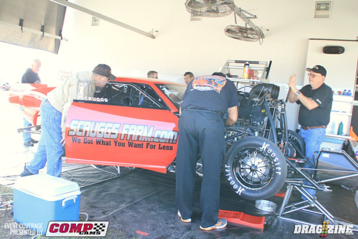 We spoke with Robert Hays in the Jason Harris pits who is sporting a new car for 2016 built by Hays. The team consists of Robert Hays, Jason Harris and Jimmy and Brad Boone with power coming from Billy Albert. They tested on Monday here in Bradenton making a four short hits with good results and 60'. They are running a brand new R8 fuel injection system from EFI Technologies in Torrance, California which controls every function on the car. This is the first system to hit the racetrack and the team is excited to work with the new comprehensive EFI system.