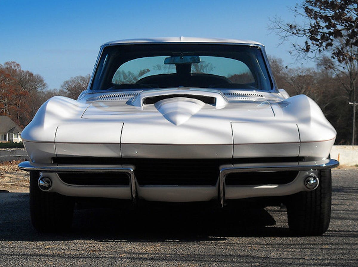 Settrella considers this to be the best of the beginning and end of the Sting Rays - the Stinger hood and the split-window. The lack of badges and surface decoration makes the viewer look at the overall shape rather than the add-on deco. “Clean as a whistle” they used to say.