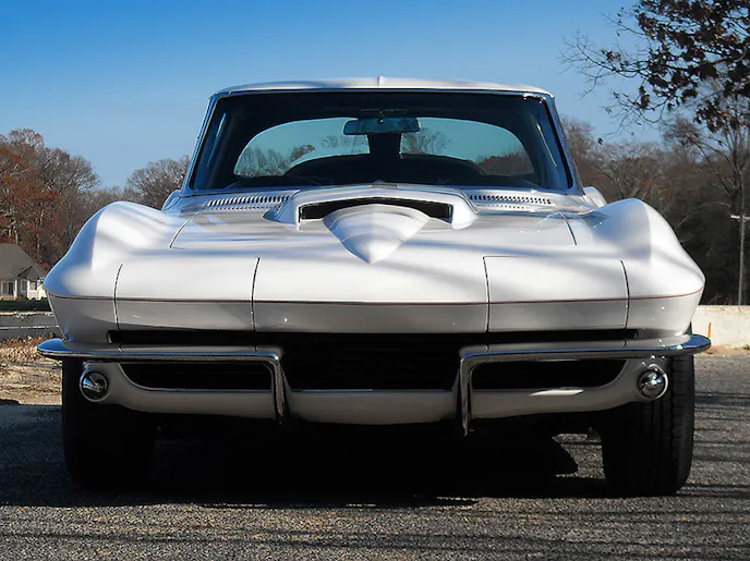 Settrella considers this to be the best of the beginning and end of the Sting Rays - the Stinger hood and the split-window. The lack of badges and surface decoration makes the viewer look at the overall shape rather than the add-on deco. “Clean as a whistle” they used to say.