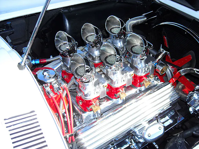 Settrella’s 327 engine is a sight! Fuel lines, linkage, and ignition wires are super sano. Settrella regularly drives the car with the air-horns in place.