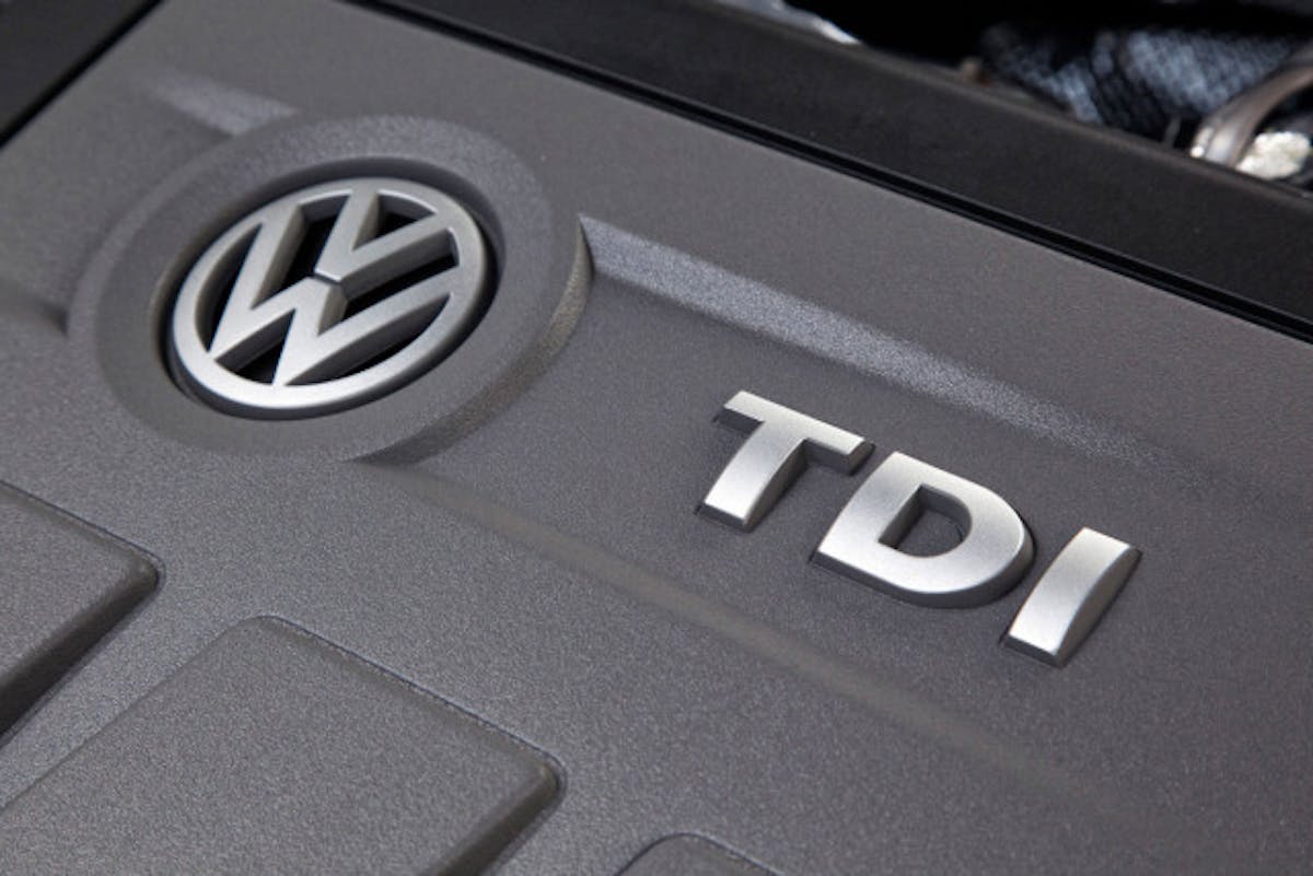 2013-Volkswagen-Passat-TDI-engine24