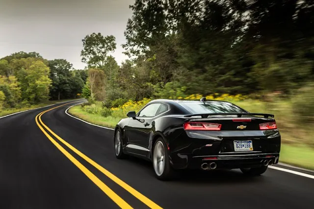 2016-Chevrolet-Camaro-SS-2