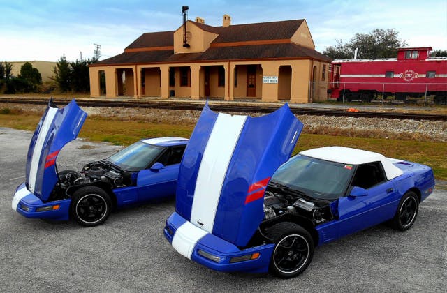   ブルーフルーテッド コンポート Two 1996 Grand Sport 'Vettes Land In Tiny Florida Town