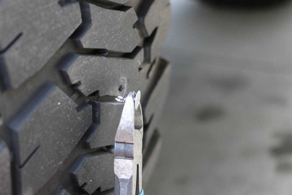 004-Preparation-Tire-Plug