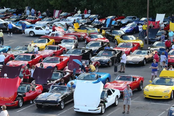 Corvettes-on-Woodward-Lining-Up