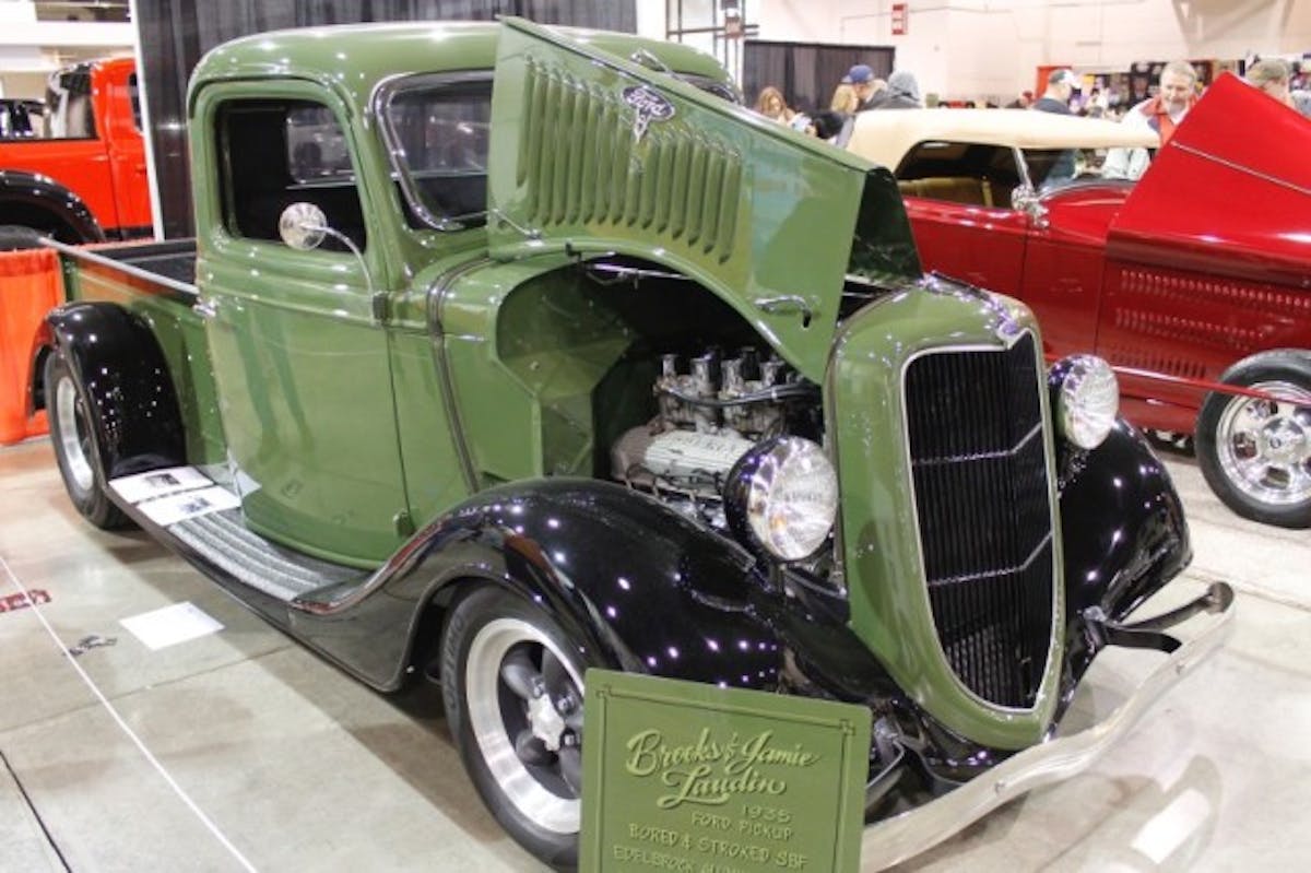 1935 Ford green_front-side