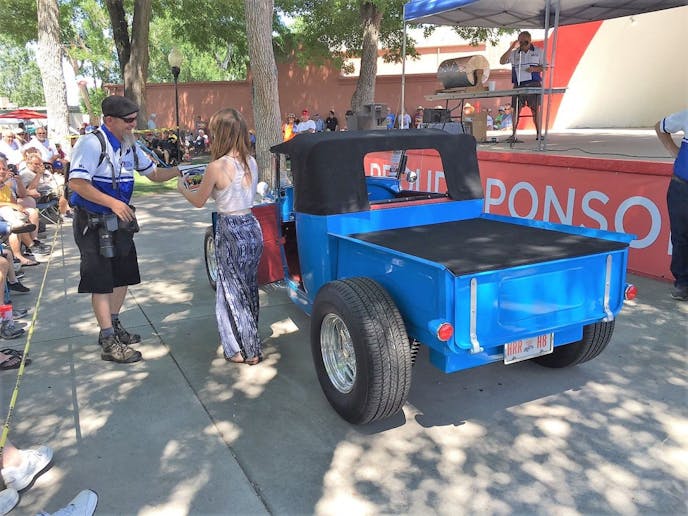 Louie Mayall, NSRA photographer presenting Sarah with his “Streetscene Magazine” pick in June 2016.
