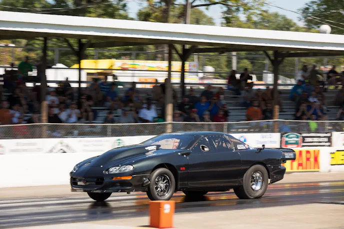 Things have become really interesting in the Drag Radial class when points leader Mark Carlyle did not make the call. Anthony Manna defeated Glen Hunt with a 4.56 after rebuilding his transmission last night in the trailer.