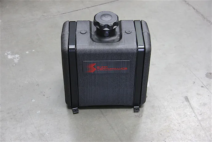 This is the optional seven-gallon reservoir that can be ordered for the kit. Snow Performance also offers a 10-gallon reservoir for even more water-methanol storage.