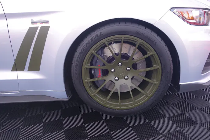 Development of the wheels for the latest P51 actually took place on Jack Roush Jr.’s ROUSH Performance/KohR Motorsports road racing team. Similar to the wheels on the team’s race car, these Welds weigh onle 21.80pounds each. They are wrapped in Continental ExtremeContact Sport rubber.