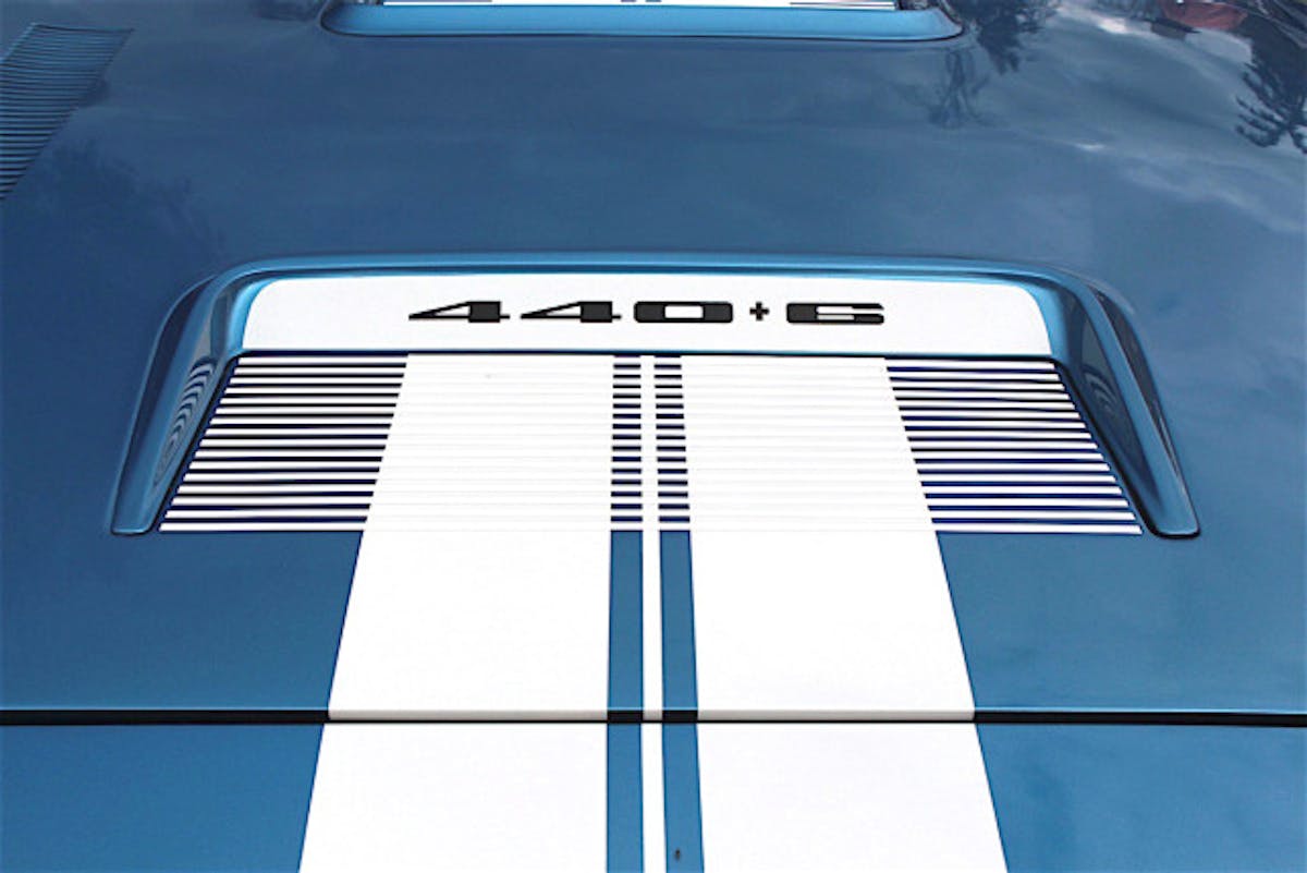 The hood call-outs and white hood-to-fender stripes.