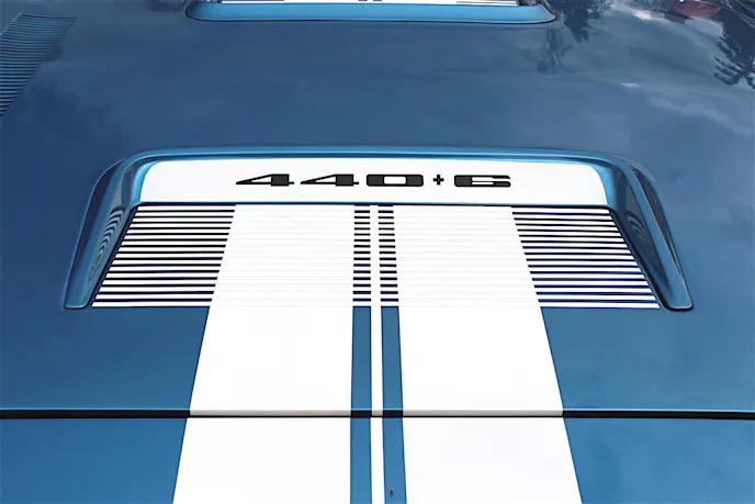 The hood call-outs and white hood-to-fender stripes.