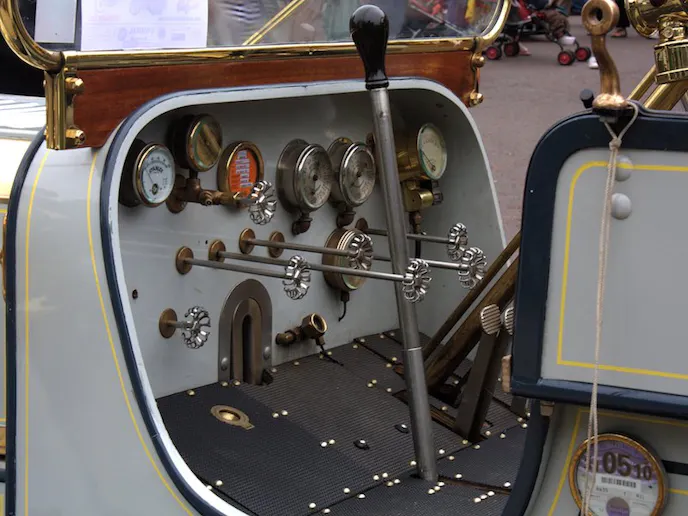 Stanley Steamer 1909 Model 'R' 20hp Roadster - not a trivial machine to learn to drive!