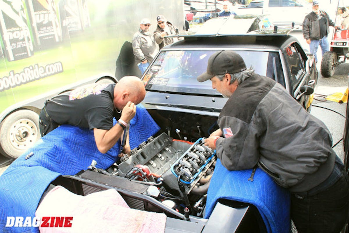 We saw via Facebook Kenny Hubbard was looking for an adjustable ring compresser and ropped by the pits to check op on the Texas racer to find he was just fine and asking for his pit neighbor Thomas Patterson who hurt a piston in his earlier qualifying run in Outlaw 632. They were had finished the internal repairs and were wrapping up torquing down the heads. 