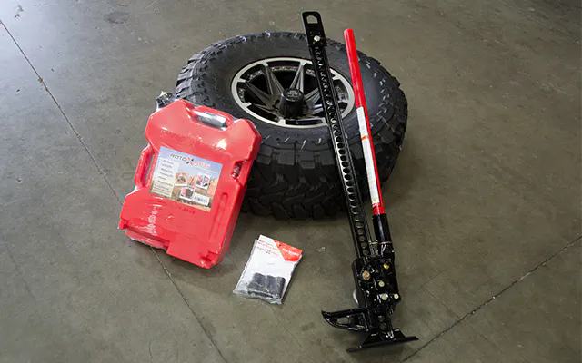 The Hitchgate Solo will free-up your cargo or bed space from the space consuming spare tire, Hi-Lift Jack and fuel can.