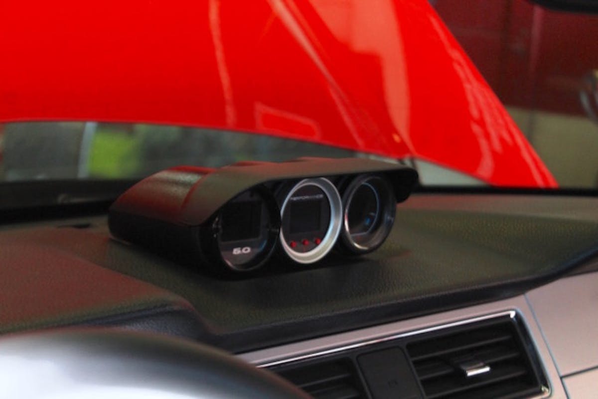 The Snow Stage 2 system for Coyotes includes this VC-50 Controller, which acts as both a boost gauge and water-methanol controller all in one. It displays all the necessary information about your water-meth setup, including boost, percentage of injection, low level, secondary nozzle activation and more.