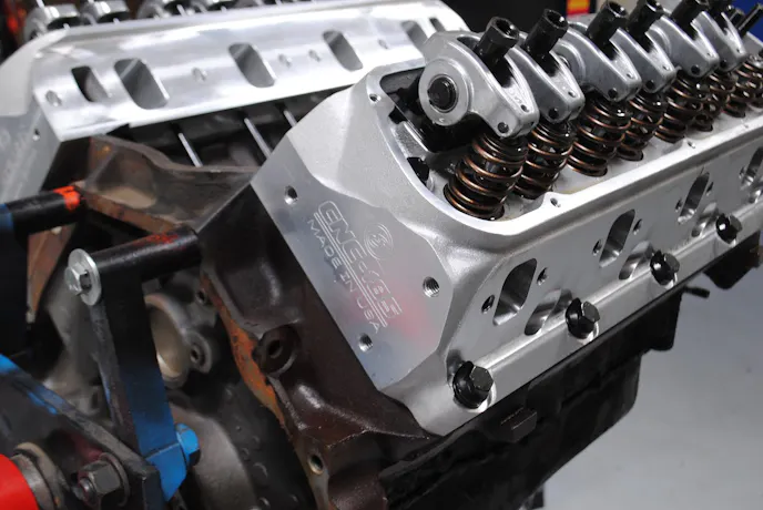 The Edelbrock, aluminum E-CNC heads feature high-flow, 185cc intake ports; 75cc exhaust ports; and 59cc combustion chambers. Note the use of beehive springs and Comp Cams cast-aluminum roller rockers.