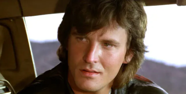 Villain Packard Walsh (Nick Cassavetes).