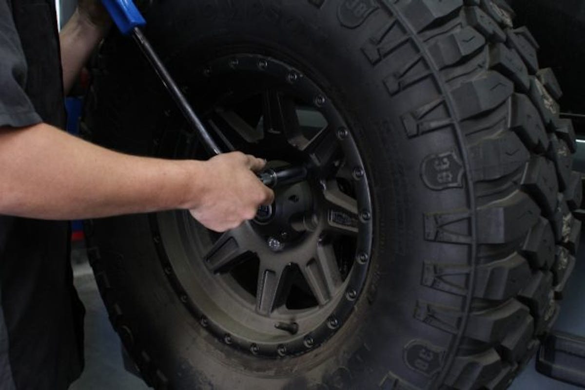 003-rugged-ridge-spatacus-tire-carrier-install