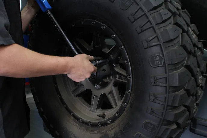 003-rugged-ridge-spatacus-tire-carrier-install