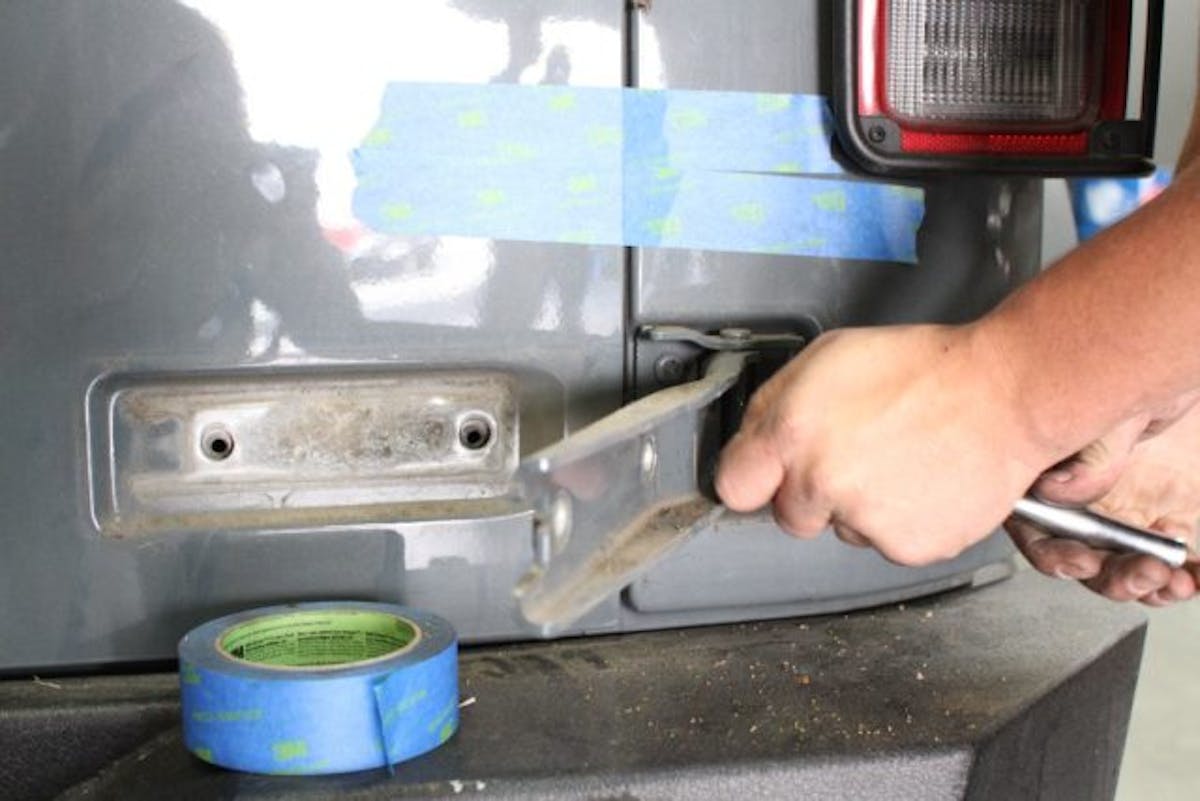 012-rugged-ridge-spatacus-tire-carrier-install