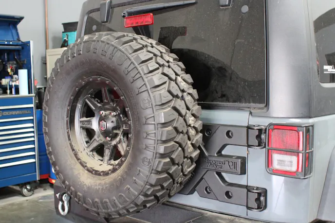 020-rugged-ridge-spatacus-tire-carrier-install