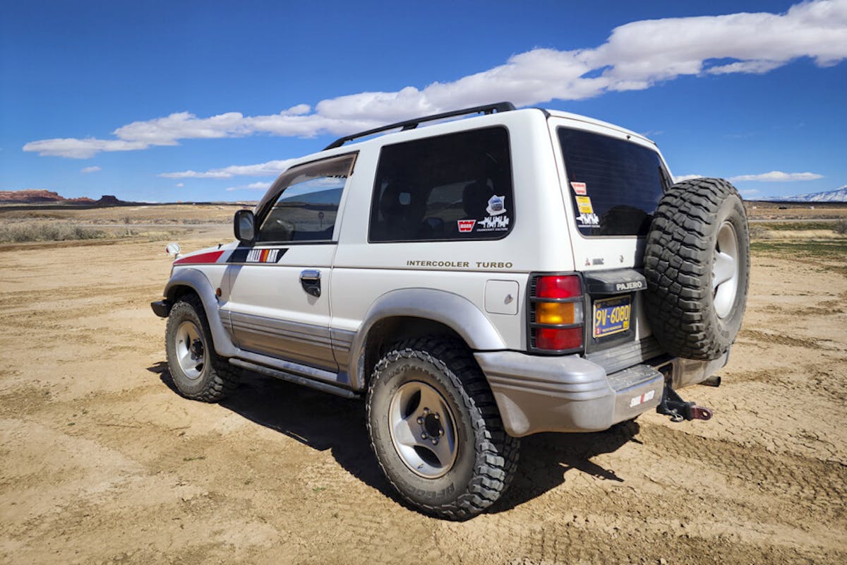 This is a 1992 Mitsubishi Pajero XR-II with a 2.5-liter Hyundai D4BF turbodiesel under the hood.