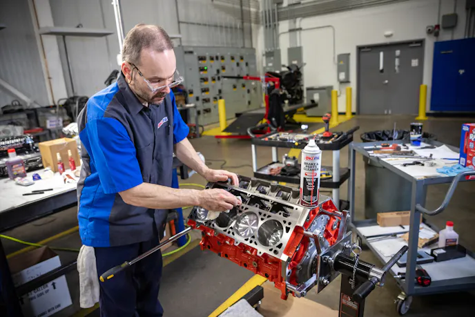 AMSOIL's Chris Orr builds the short-block