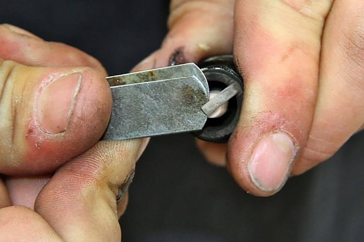 setting spark plug gap