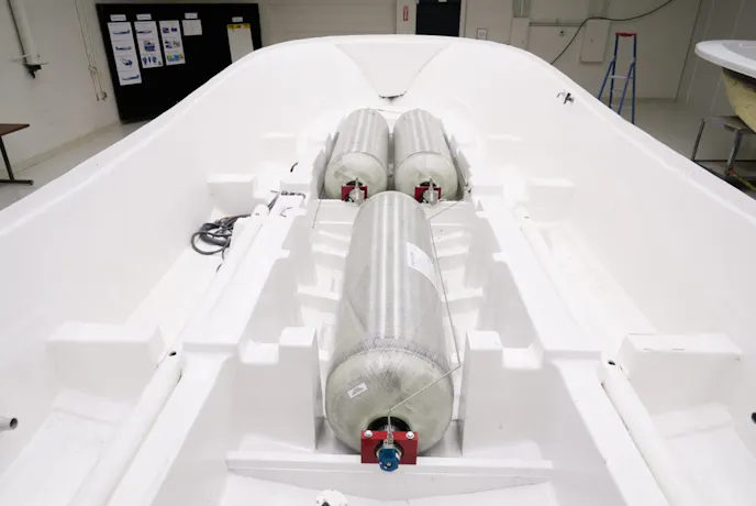 hydrogen fuel tanks for yamaha hydrogen cumbustion outboard engine