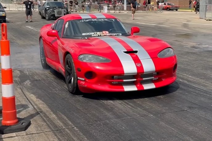 Hurricane I6-Swapped Dodge Viper on a Race Track (2)