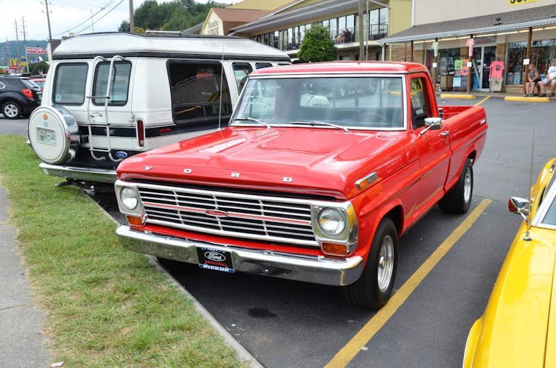 cruisin-the-strip-ford-style-in-pigeon-forge-0053
